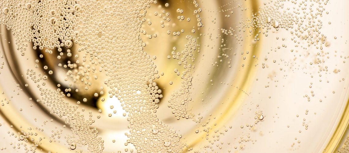 Sekt, Champagner, Blasen, Detail, aufsteigen, Bläschen, sprudeln, Kohlensäure, Details, Silvester, auf, oben, Sektglas, Spiegelung, weiß, Jahreswechsel, Sylvester, Ausschnitt, Nahaufnahme, Neujahr, glanz, Firmenfeier, Einweihung, feiern, Party, winzig, Fest, frisch, winzige, Sektschale, Schale, Nahe, tausende, Makroaufnahme, Prosecco, echt, mehrere, einige, creme, viele, Linien, Muster, betrunken, Mikroskopisch, kleine, klein, Kugeln, Luftblasen